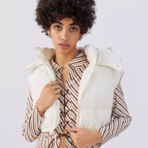 UO Linen Cropped Puffer Drawstring Sleeveless Vest with Detachable Hood